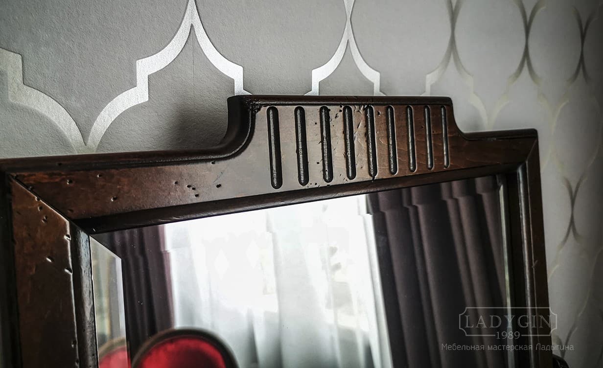 Резной элемент рамы зеркала на деревянном туалетном столике во французском стиле с ящиками фото