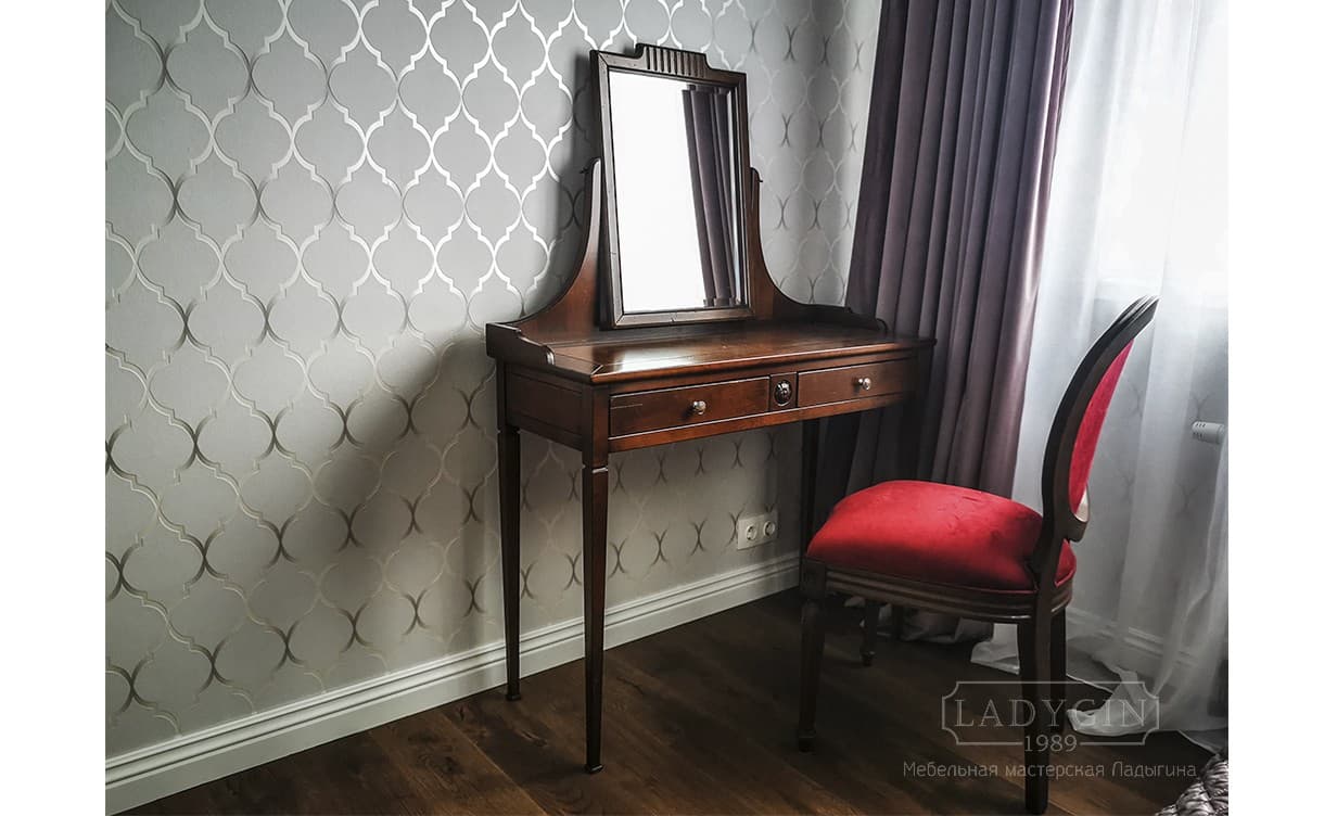 Деревянный туалетный столик во французском стиле с наклонным зеркалом и ящиками в интерьере комнаты фото