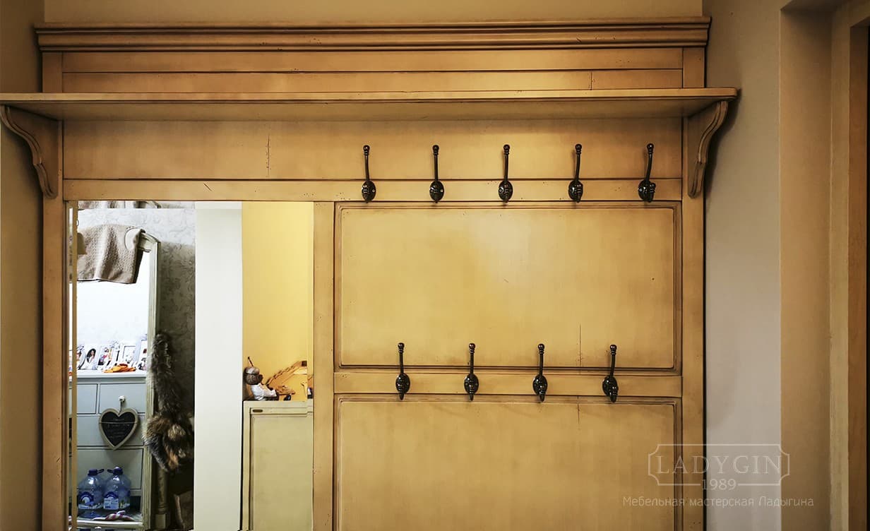 Полка для головных уборов деревянной прихожей в стиле прованс из настенной вешалки, зеркала и двух тумб фото