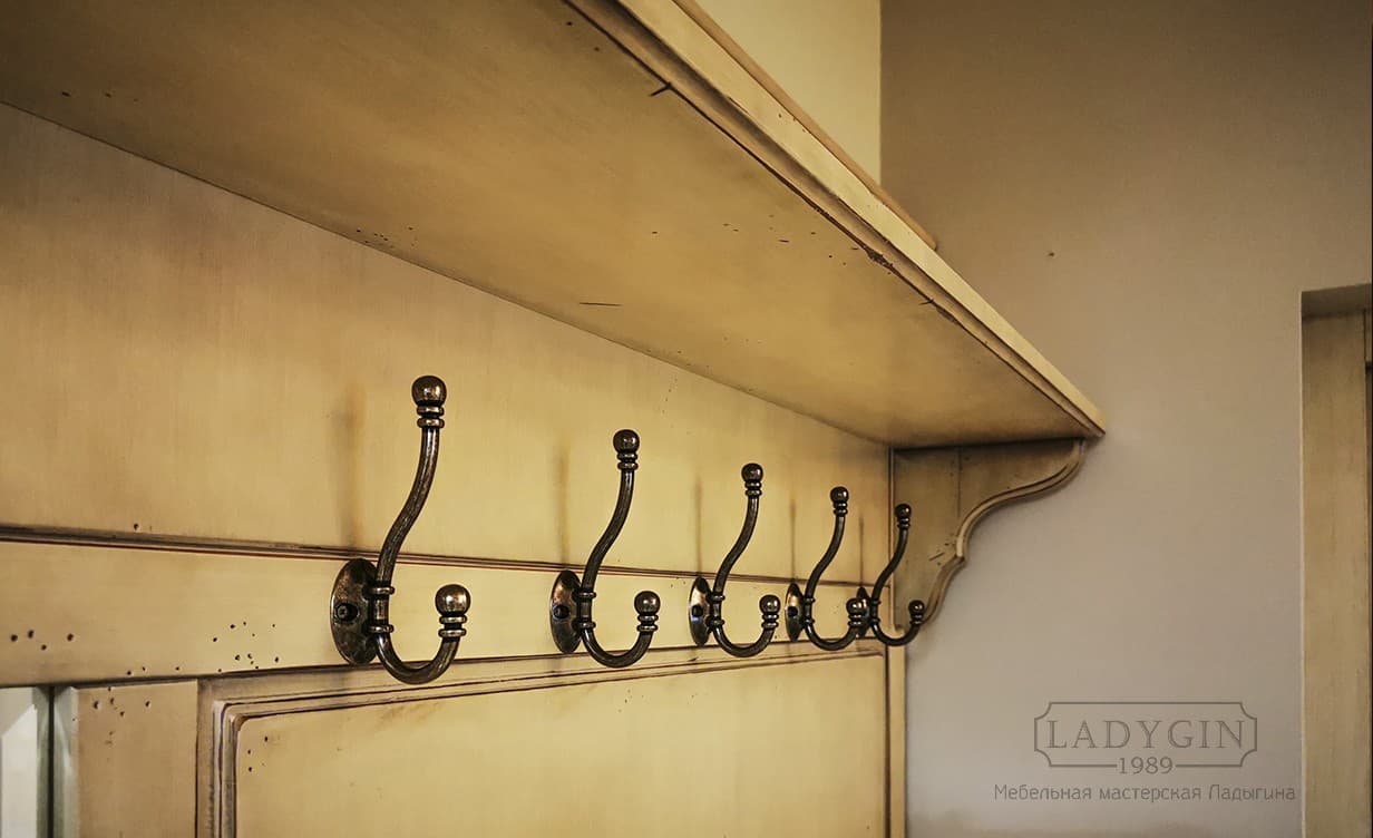 Крючки для одежды на деревянной прихожей в стиле прованс из настенной вешалки, зеркала и двух тумб фото