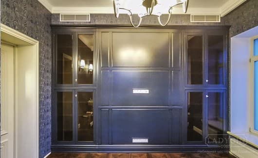 Синий встроенный шкаф из массива дерева в классическом французском стиле со стеновой панелью и стеклянными дверцами фото