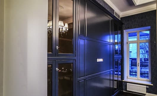 Синий встроенный шкаф из массива дерева в классическом французском стиле со стеновой панелью и стеклянными дверцами в интерьере фото
