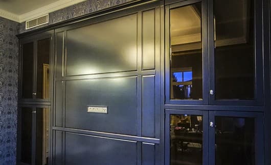 Стеновая панель синего встроенного шкафа из массива дерева в классическом французском стиле со стеклянными дверцами фото