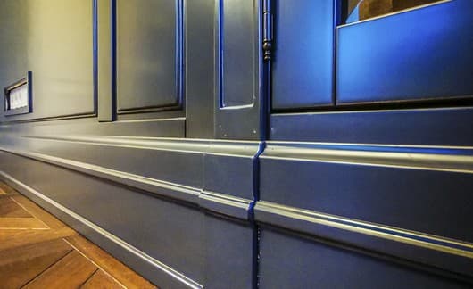 Цоколь синего встроенного шкафа из массива дерева в классическом французском стиле со стеновой панелью и стеклянными дверцами фото