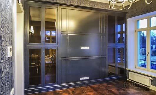 Встроенный шкаф из массива дерева в классическом французском стиле со стеновой панелью и стеклянными дверцами фото