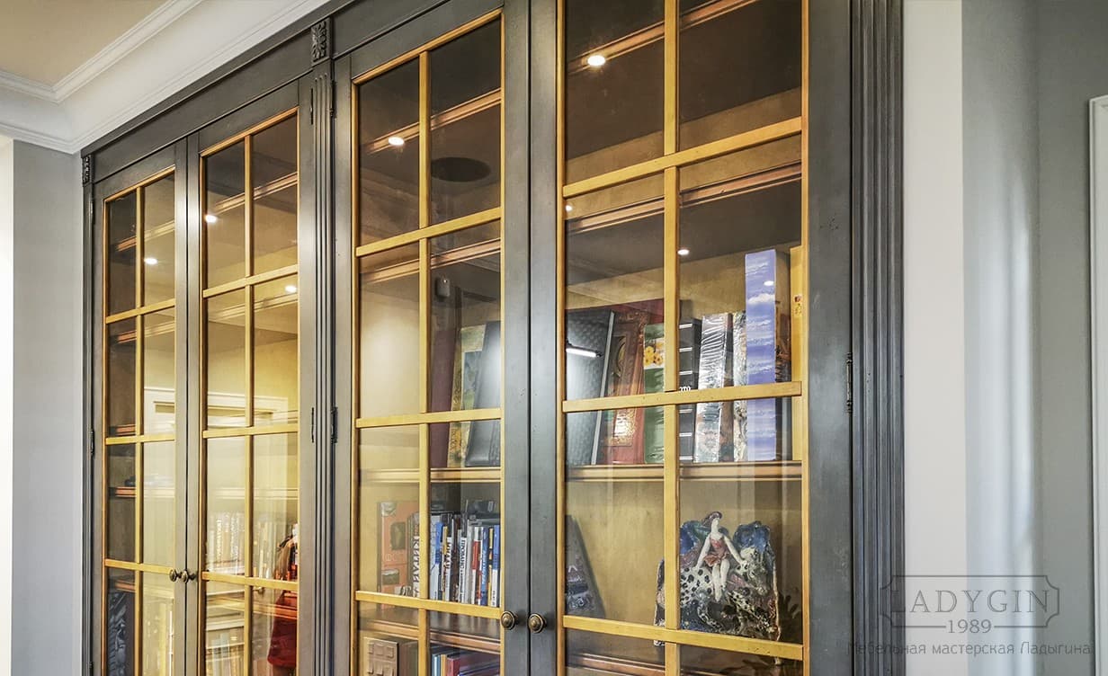 Дверцы с раскладкой кресты деревянного встроенного книжного шкафа в классическом французском стиле фото