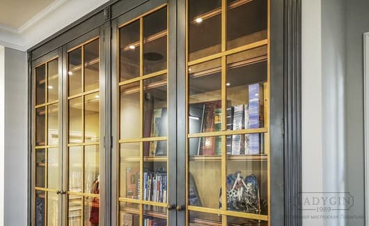 Дверцы с раскладкой кресты деревянного встроенного книжного шкафа в классическом французском стиле фото