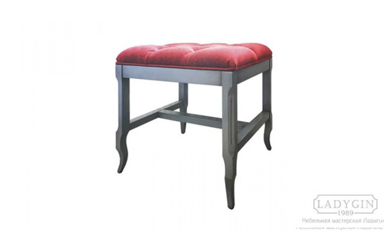 Голубая маленькая банкетка из массива дерева в стиле прованс с красным мягким сиденьем с каретной стяжкой фото
