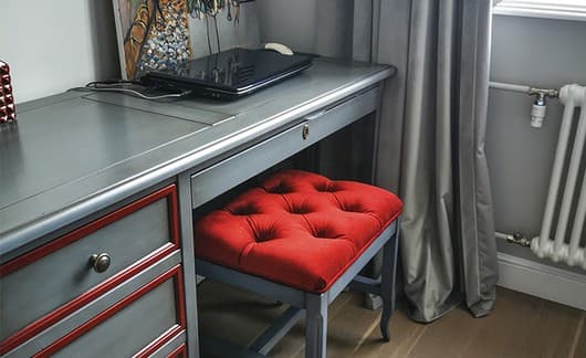 Голубая маленькая банкетка из массива дерева в стиле прованс с красным мягким сиденьем с каретной стяжкой в интерьере комнаты фото
