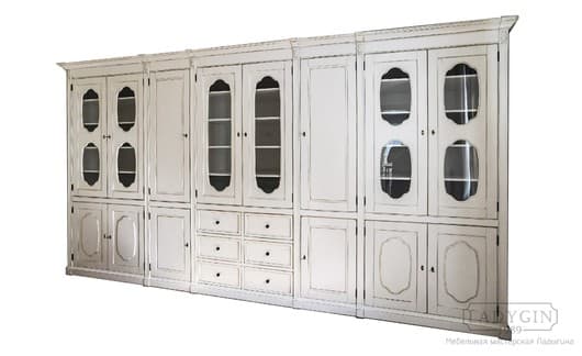 Белый платяной пятисекционный шкаф из массива дерева в классическом французском стиле с оригинальными створками фото