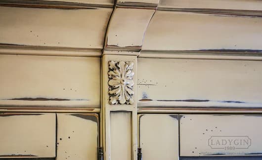 Резные элементы белого платяного пятисекционного шкафа из массива дерева в классическом французском стиле с оригинальными створками фото