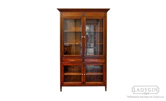 Закрытая деревянная библиотека в классическом стиле с 2 ящиками и стеклянными дверками фото