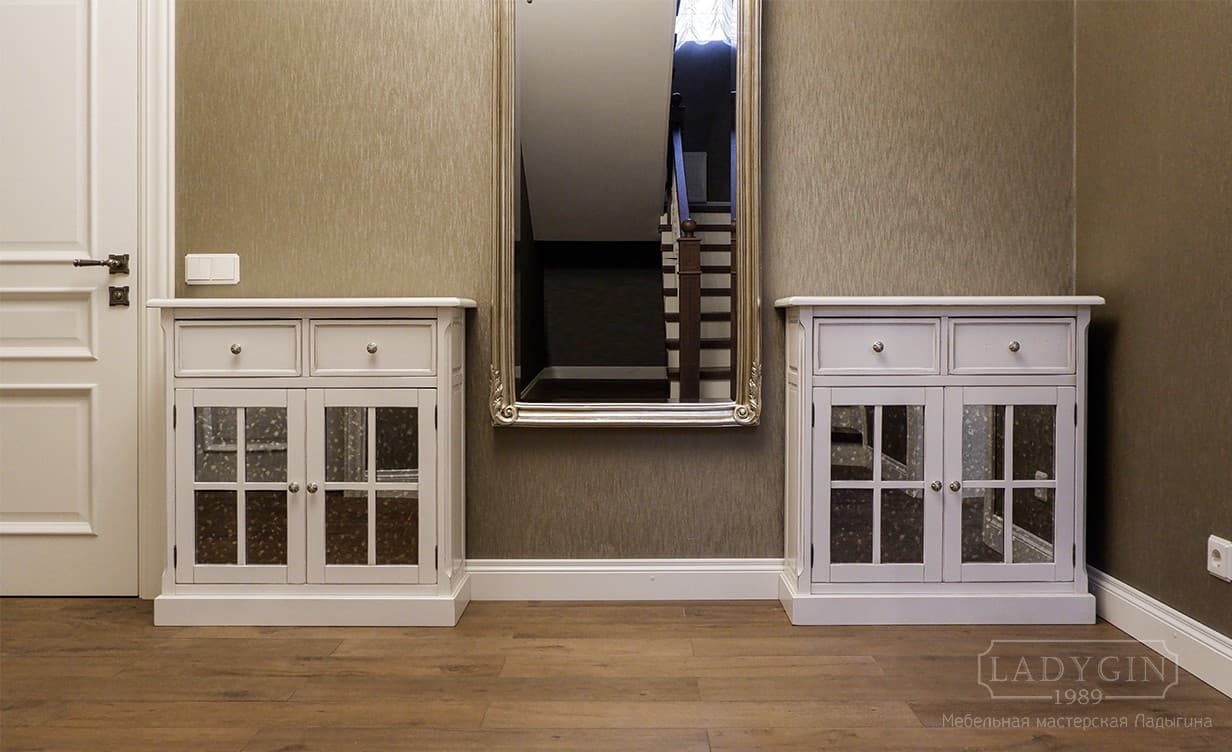 Два белых двухстворчатых комода в классическом стиле с 2 ящиками и зеркальными дверками в интерьере фото