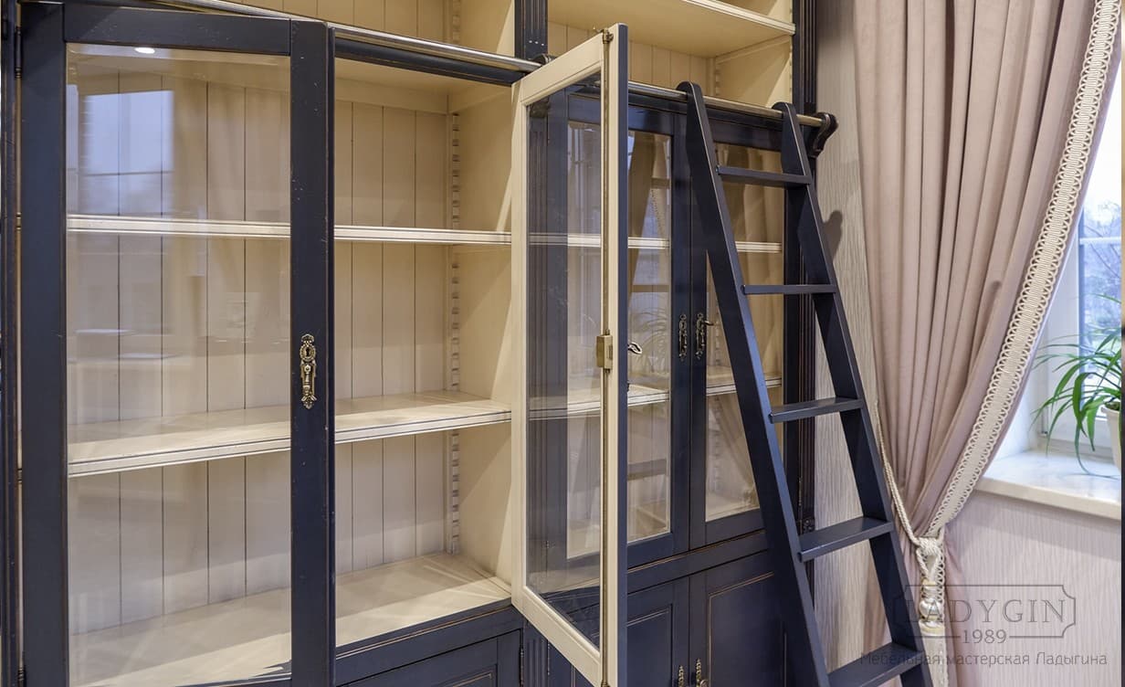 Белая внутренняя покраска синей модульной библиотеки из массива дерева в классическом французском стиле с лестницей и закрытыми секциями фото