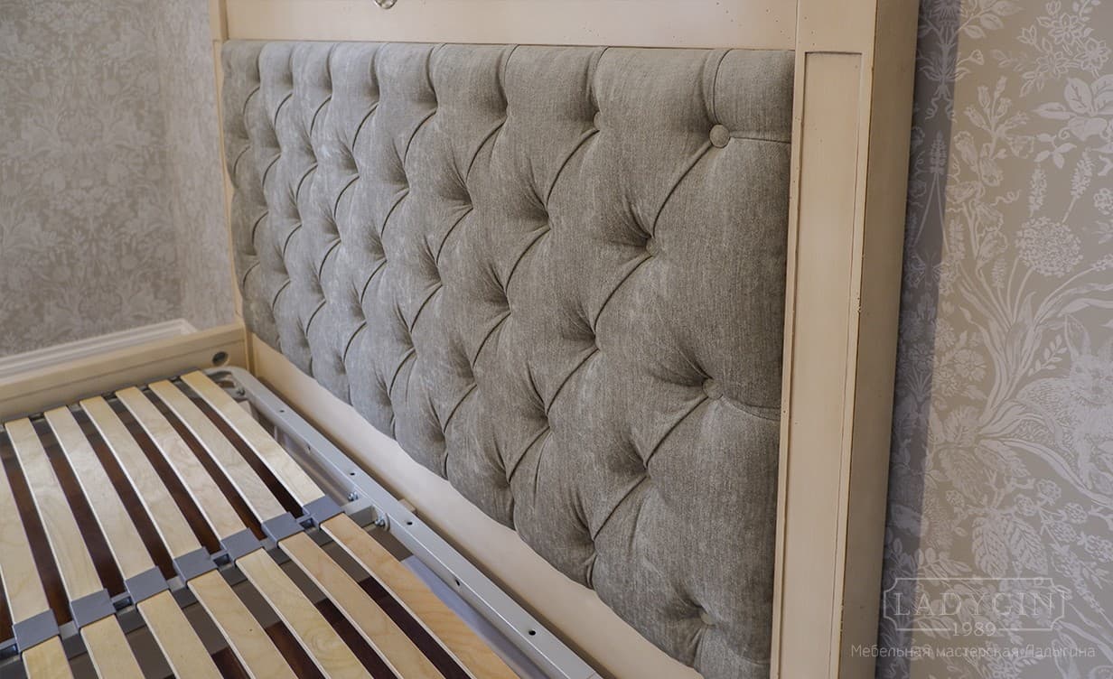Высокое мягкое изголовье с каретной стяжкой в белой спальной зоне в стиле прованс фото