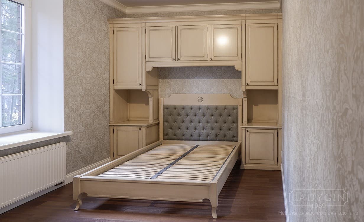 Белая спальная зона в стиле прованс на ножках и высоким мягким изголовьем фото