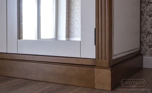 Деревянный платяной четырехстворчатый шкаф с зеркалами в стиле прованс на заказ - 8