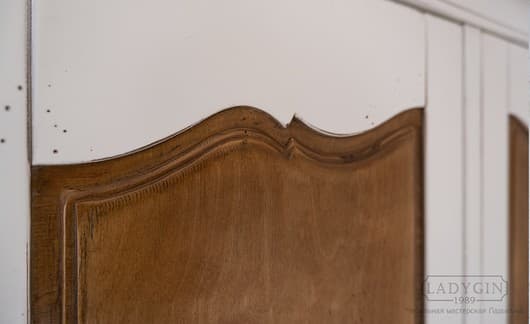 Отделка платяного двустворчатого шкафа из массива дерева в стиле прованс в интерьере ванной комнаты фото