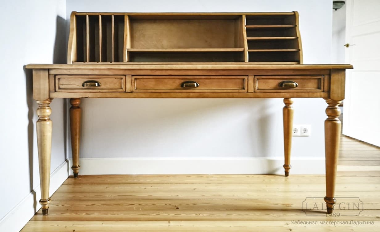 Деревянный письменный стол в стиле прованс с 3 ящиками и наставным отделением-органайзером в интерьере фото