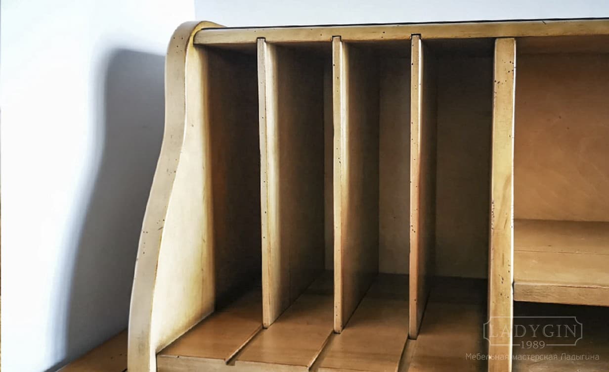 Ниши деревянного письменного стола в стиле прованс с 3 ящиками и наставным отделением-органайзером фото