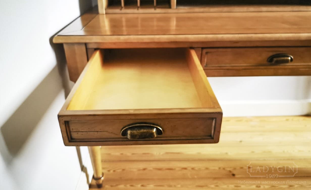 Внутренняя покраска деревянного письменного стола в стиле прованс с 3 ящиками и наставным отделением-органайзером фото