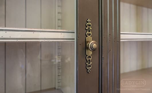 Модульная библиотека с лестницей и стеклянными дверками в классическом стиле на заказ - 7