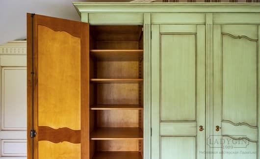 Деревянный платяной трехстворчатый шкаф в классическом стиле на заказ - 5