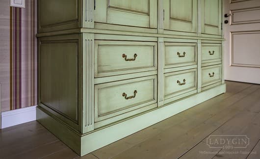 Деревянный платяной трехстворчатый шкаф в классическом стиле на заказ - 8