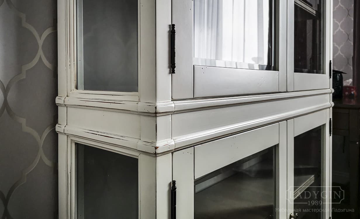 Петли белой высокой витрины из массива дерева во французском стиле с 4 стеклянными дверками фото