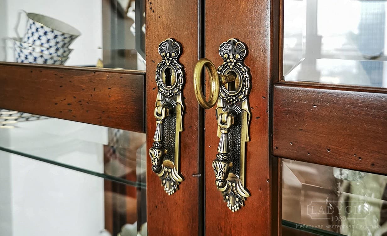 Ручки с замком и ключом высокой узкой витрины из массива дерева во французском стиле с 2 ящиками и стеклянными полками на ножках фото