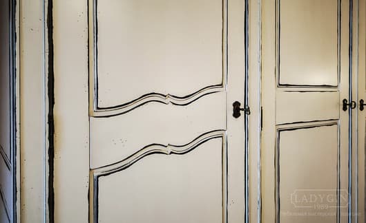 Ключи в замках белого платяного четырехстворчатого шкафа из массива дерева в стиле прованс с 8 ящиками в интерьере фото