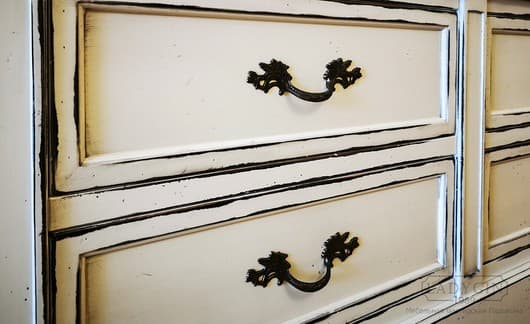 Латунные ручки белого платяного четырехстворчатого шкафа из массива дерева в стиле прованс с 8 ящиками в интерьере фото