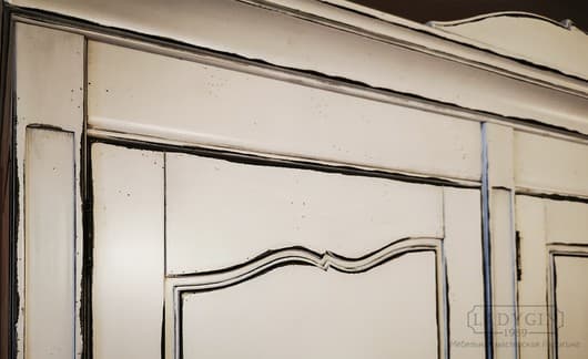 Антикварная отделка белого платяного четырехстворчатого шкафа из массива дерева в стиле прованс с 8 ящиками в интерьере фото