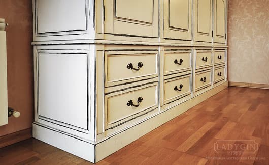 Цоколь белого платяного четырехстворчатого шкафа из массива дерева в стиле прованс с 8 ящиками в интерьере фото