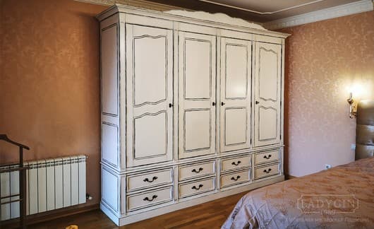 Белый платяной четырехстворчатый шкаф из массива дерева в стиле прованс с 8 ящиками в интерьере фото