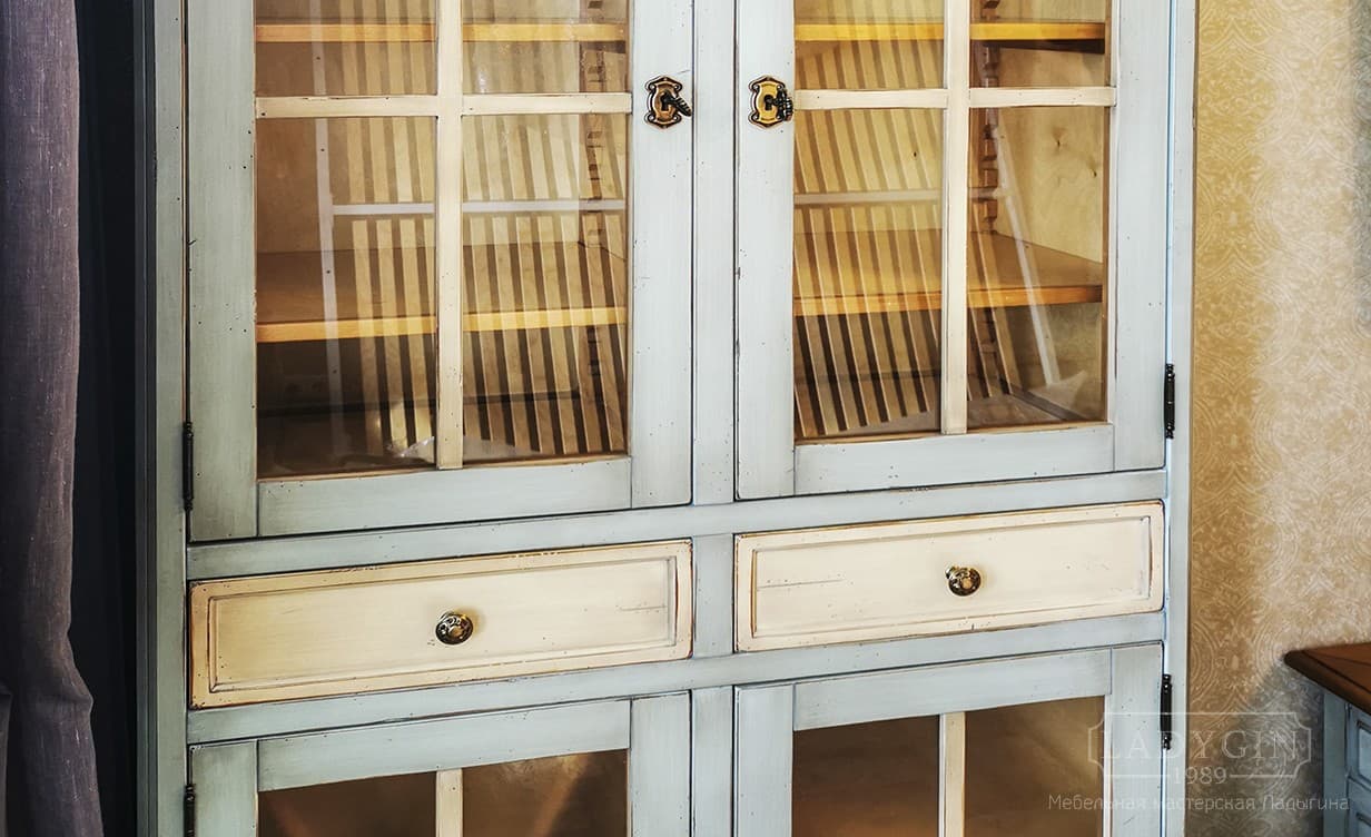 Голубая деревянная витрина в классическом стиле с 2 белыми ящиками и стеклянными дверками фото
