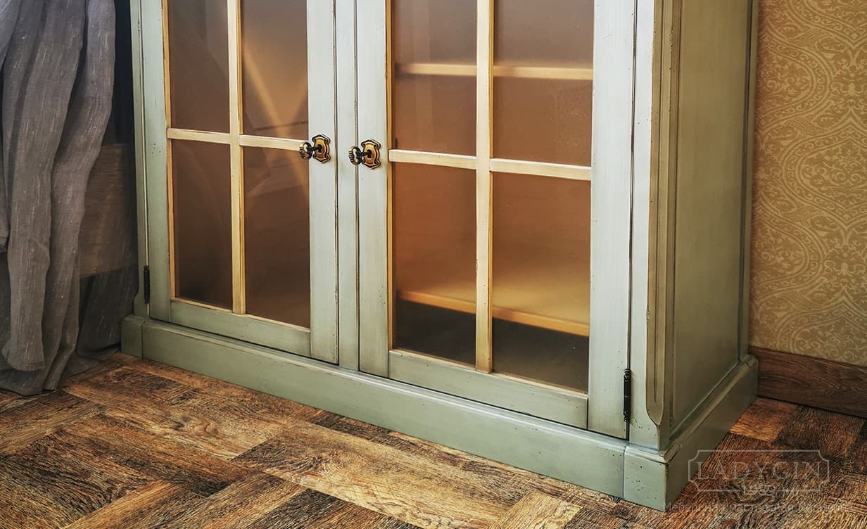 Цоколь голубой деревянной витрины в классическом стиле с 2 ящиками и стеклянными дверками фото