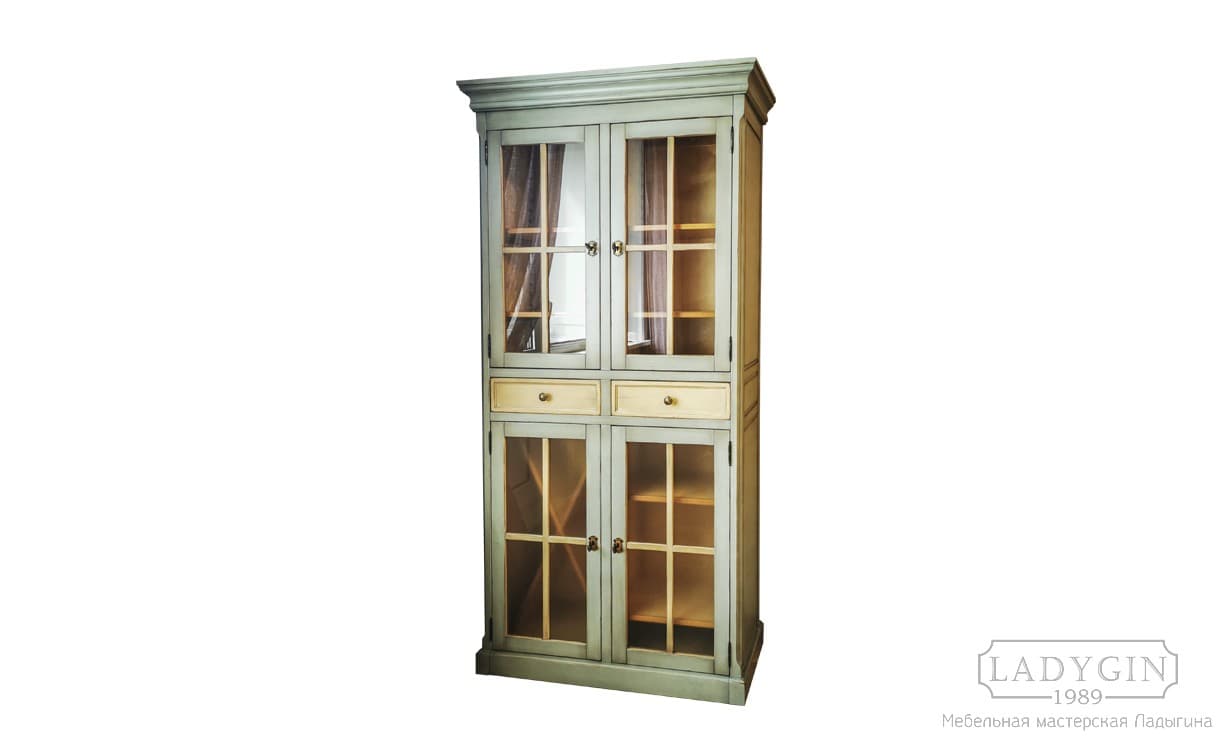 Высокая деревянная витрина в классическом стиле с 2 ящиками и стеклянными дверками фото
