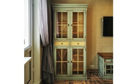 Деревянная витрина со стеклянными дверками и перекрестиями в стиле классика на заказ - 4