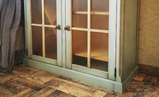 Деревянная витрина со стеклянными дверками и перекрестиями в стиле классика на заказ - 9