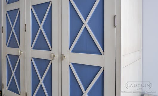 Белые перекрестья на дверках платяного трехсекционного шкафа из массива дерева в стиле 50-х фото