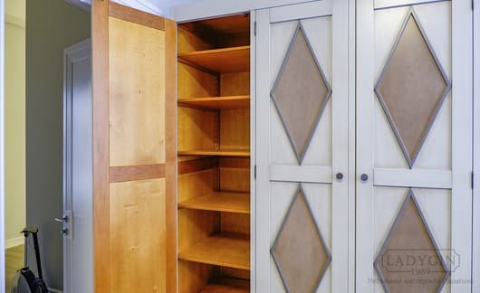 Переставные полки белого платяного трехстворчатого шкафа из массива дерева в стиле 50-х с 3 ящиками фото