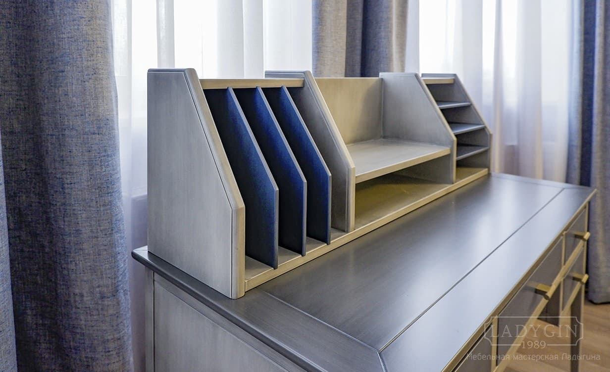 Наставное отделение серого деревянного письменного стола в стиле 50-х с 5 синими ящиками фото