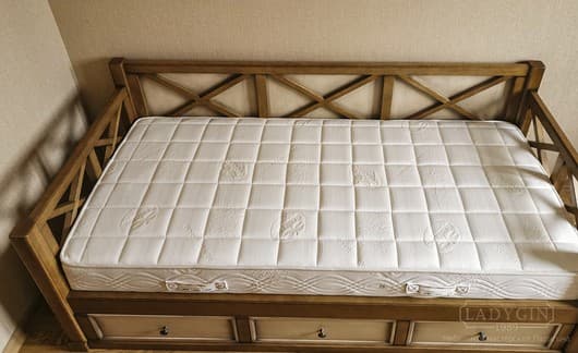 Кровать деревянная односпальная из массива ольхи с выкатным ящиком на заказ - 6
