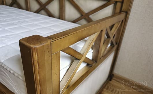 Отделка односпальной кровати-кушетки из дерева с выкатным ящиком во французском стиле фото