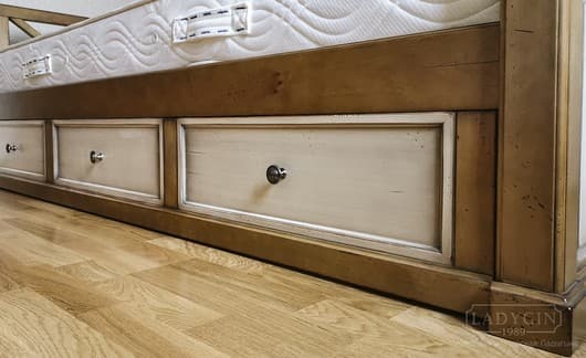 Ручки односпальной кровати-кушетки из дерева с выкатным ящиком во французском стиле фото