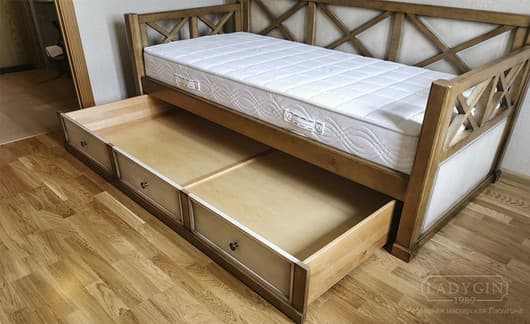Внутренняя покраска односпальной кровати-кушетки из дерева с выкатным ящиком во французском стиле фото