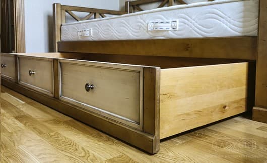 Кровать деревянная односпальная из массива ольхи с выкатным ящиком на заказ - 9
