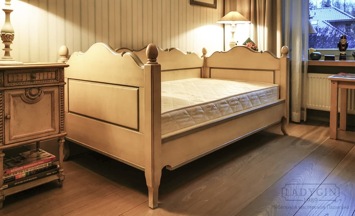 Деревянная односпальная кровать-кушетка в стиле прованс со съемной спинкой на ножках в интерьере комнаты фото