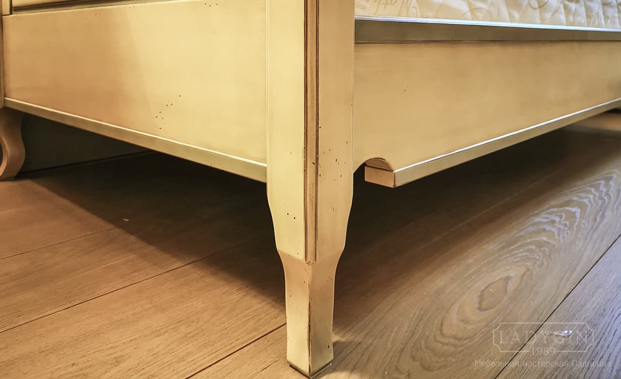 Ножки деревянной односпальной кровати-кушетки в стиле прованс со съемной спинкой на ножках фото